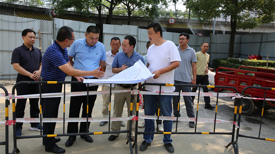 集團(tuán)黨委書記、董事長肖林檢查濱河北路西段排水及道路改造項目